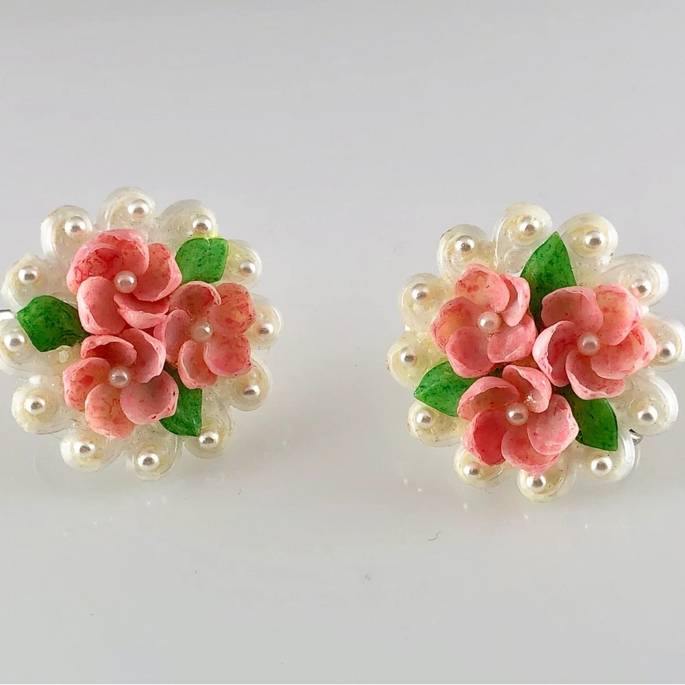 50s Sea Shell Earrings Pink Floral Novelty Faux Pearls Scalloped edge Screw Back - Picture 4 of 8